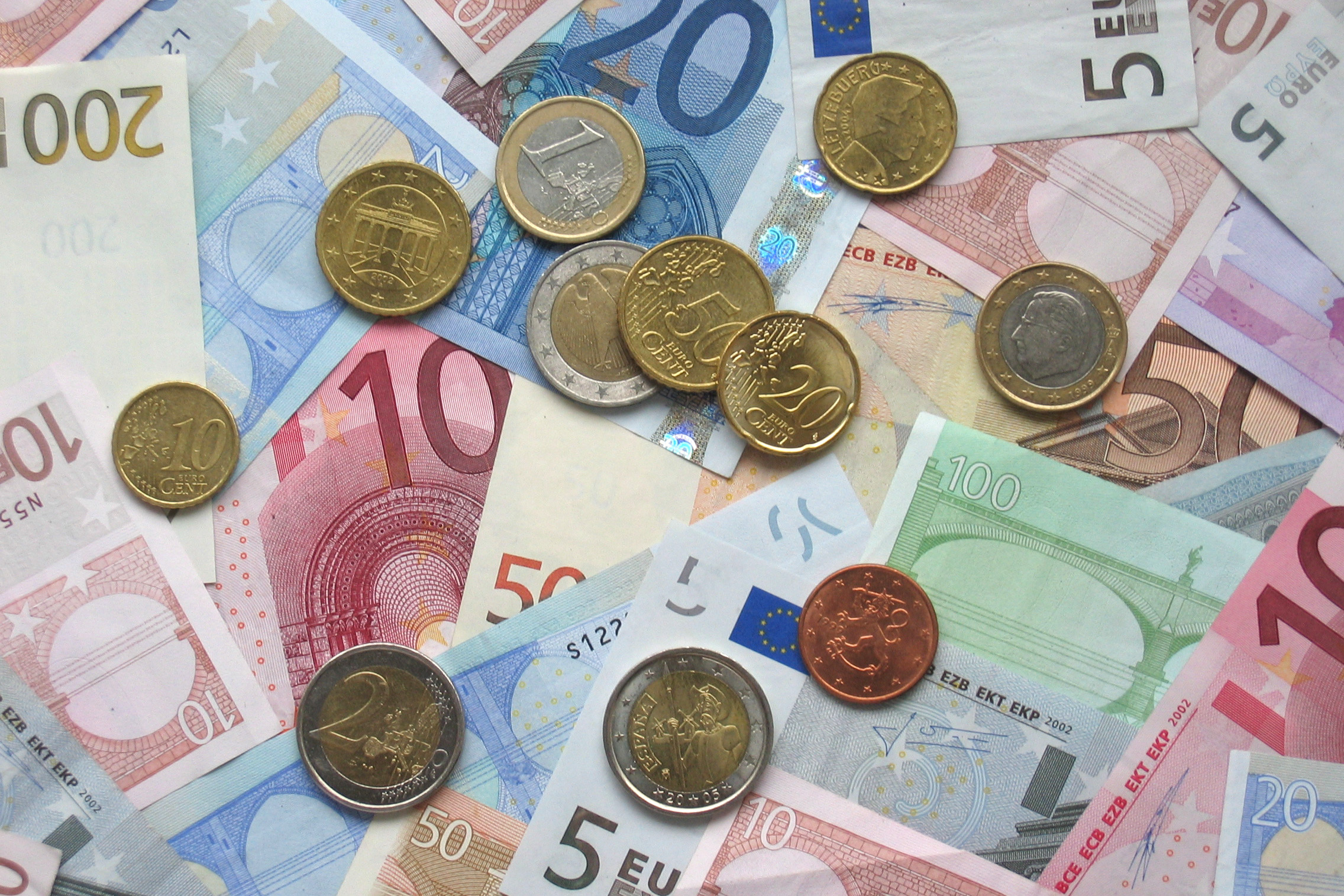 Euro_coins_and_banknotes_cropped